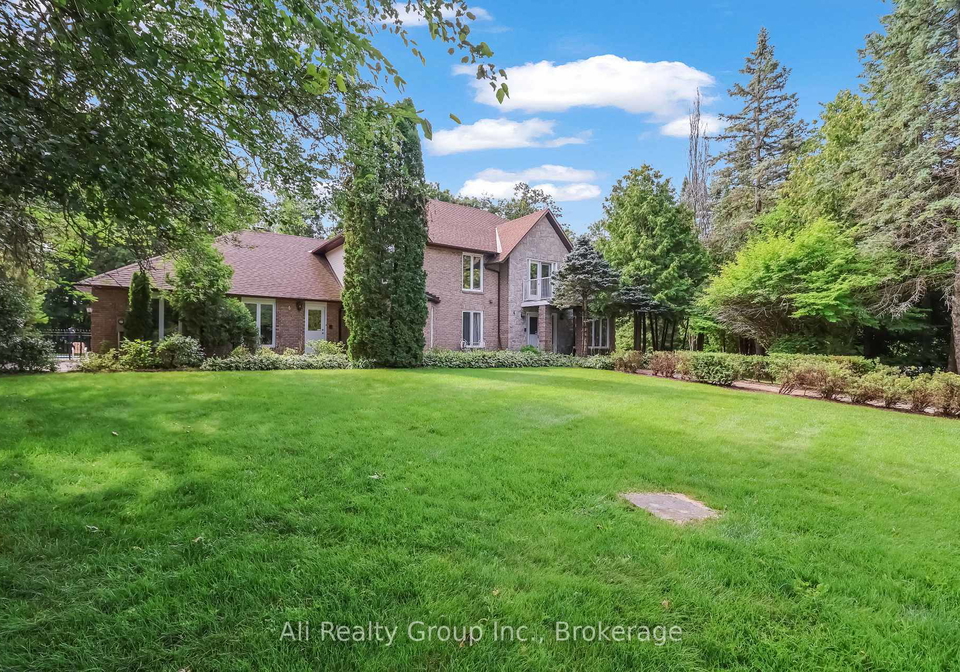 4-royal-county-downs-ottawa-ontario-x13743446