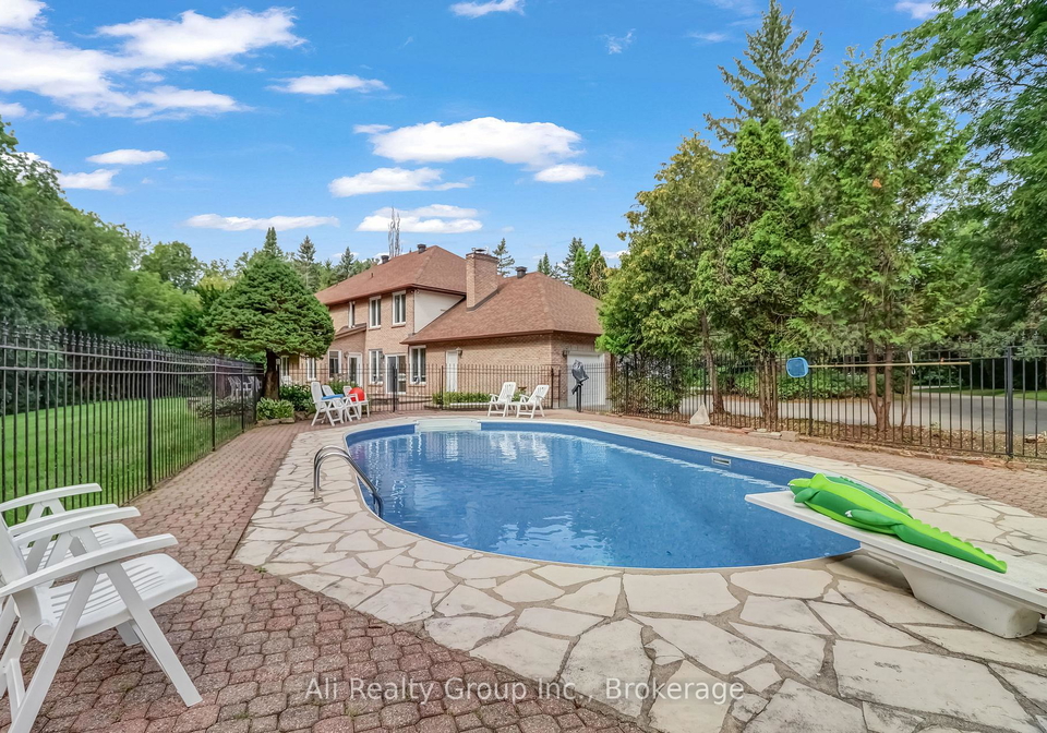 4-royal-county-downs-ottawa-ontario-x13743446