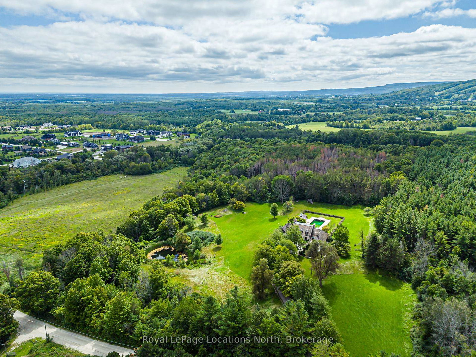 609830-12th-side-road-blue-mountains-ontario-x13744886