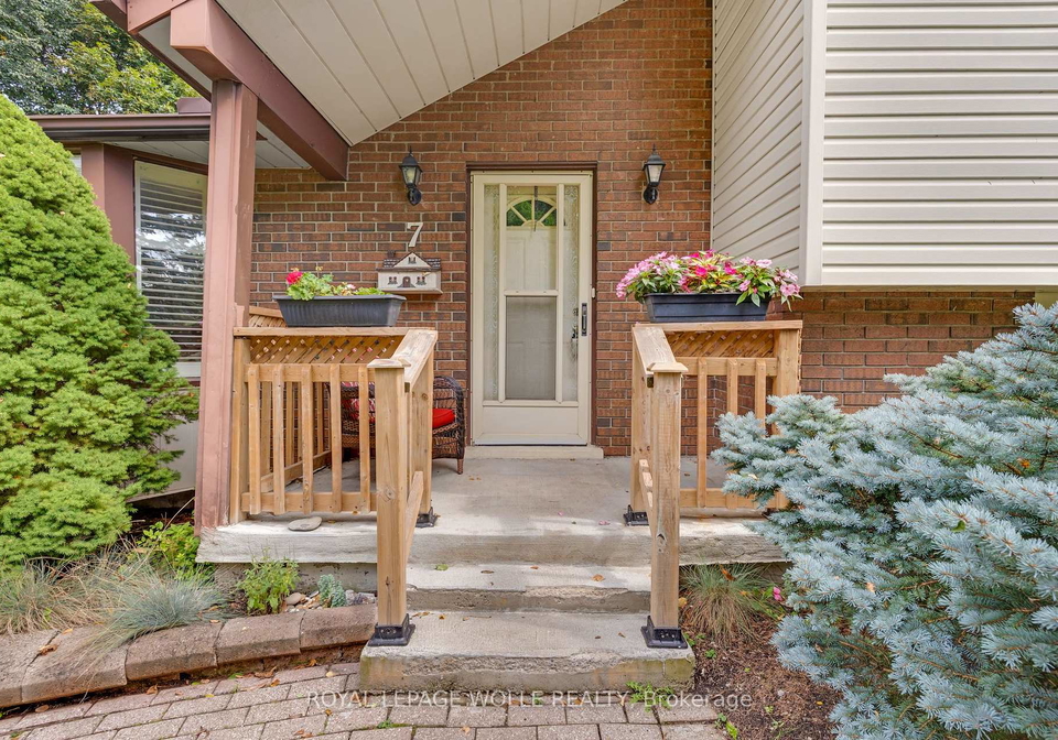 7-underhill-crescent-kitchener-ontario-x13754396