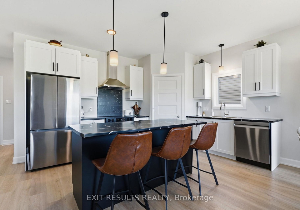 1213-montblanc-crescent-russell-ontario-x13764292