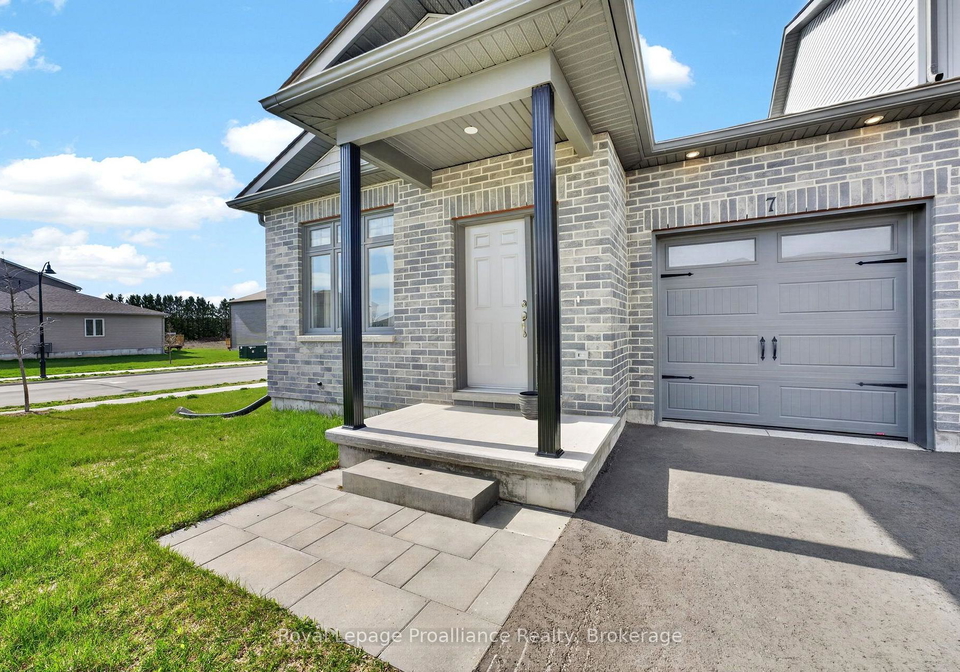 7-griffin-street-prince-edward-county-ontario-x13772526
