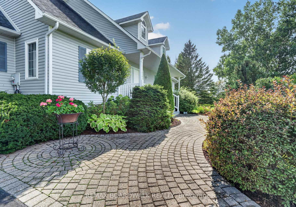 1064-route-400-russell-ontario-x13774438