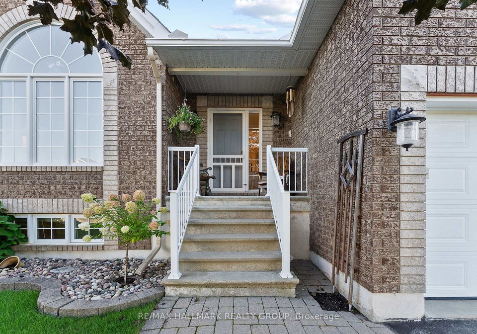 95-lloydalex-crescent-ottawa-ontario-x13781232