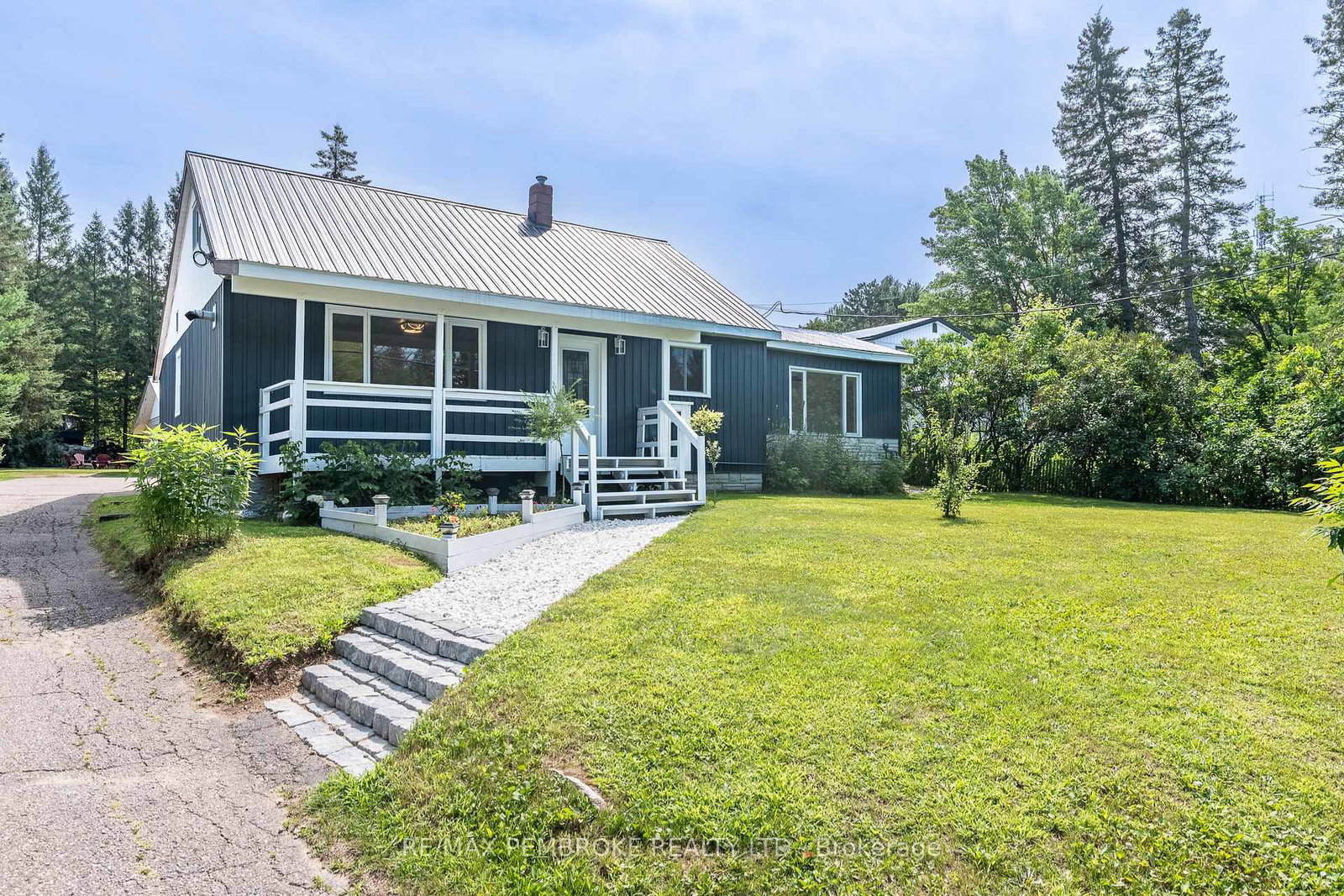 32560-highway-highway-laurentian-hills-ontario-x13783470