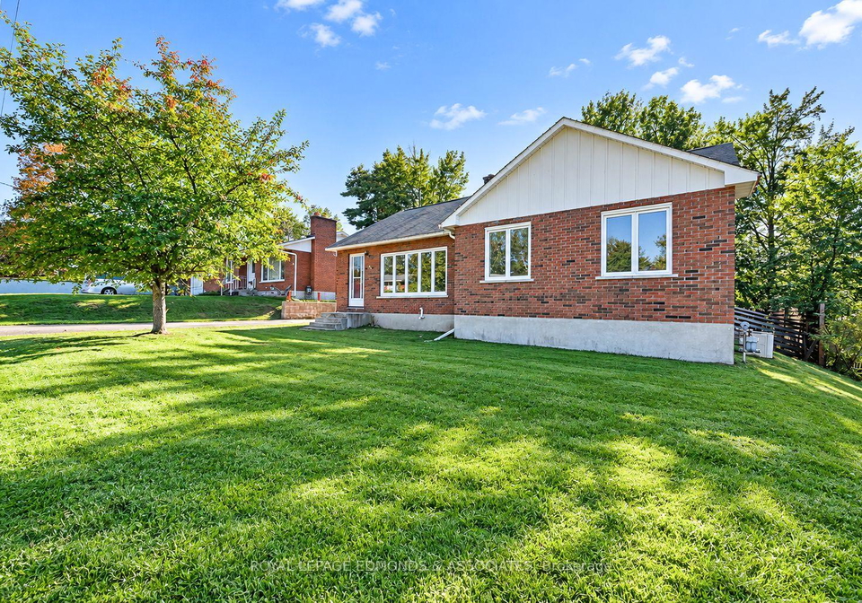 55-selkirk-street-petawawa-ontario-x13785234