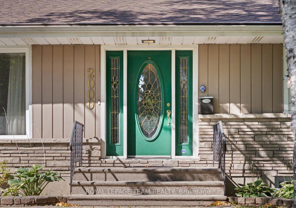 2000-norway-crescent-ottawa-ontario-x13796404