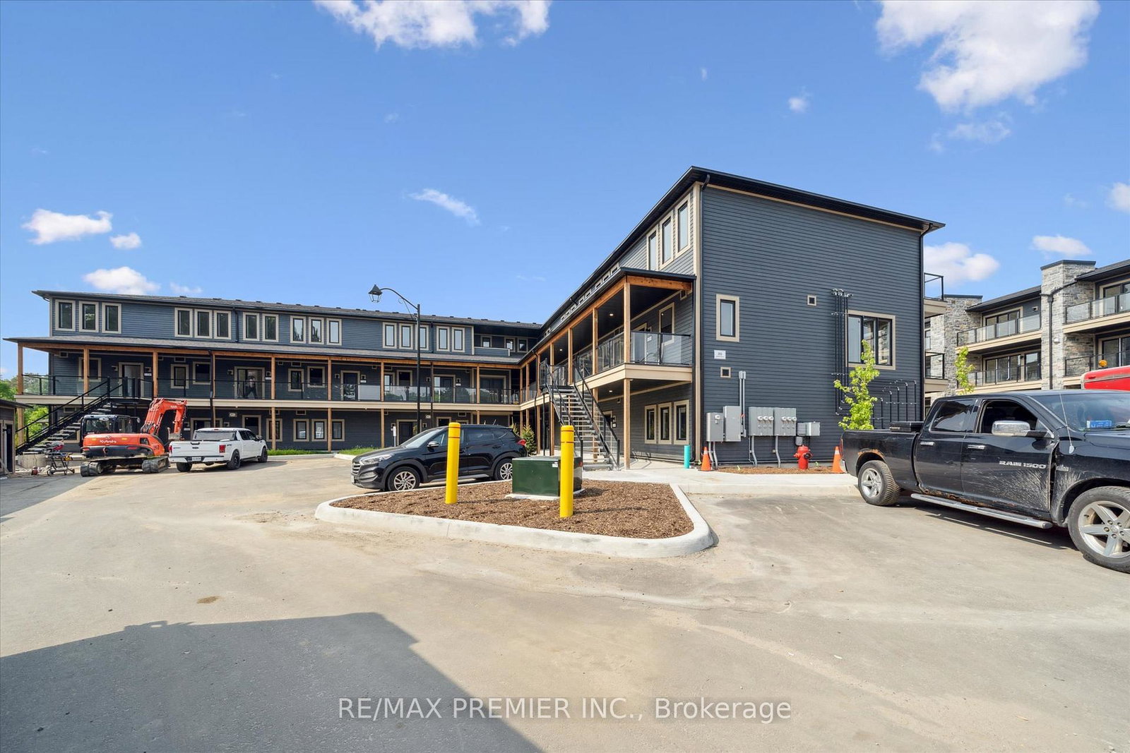 253-crescent-bay-lane-huntsville-ontario-x13802940