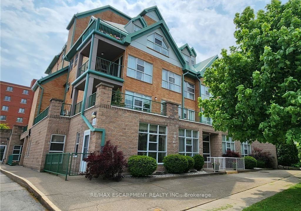 19-lake-avenue-s-hamilton-ontario-x13804672