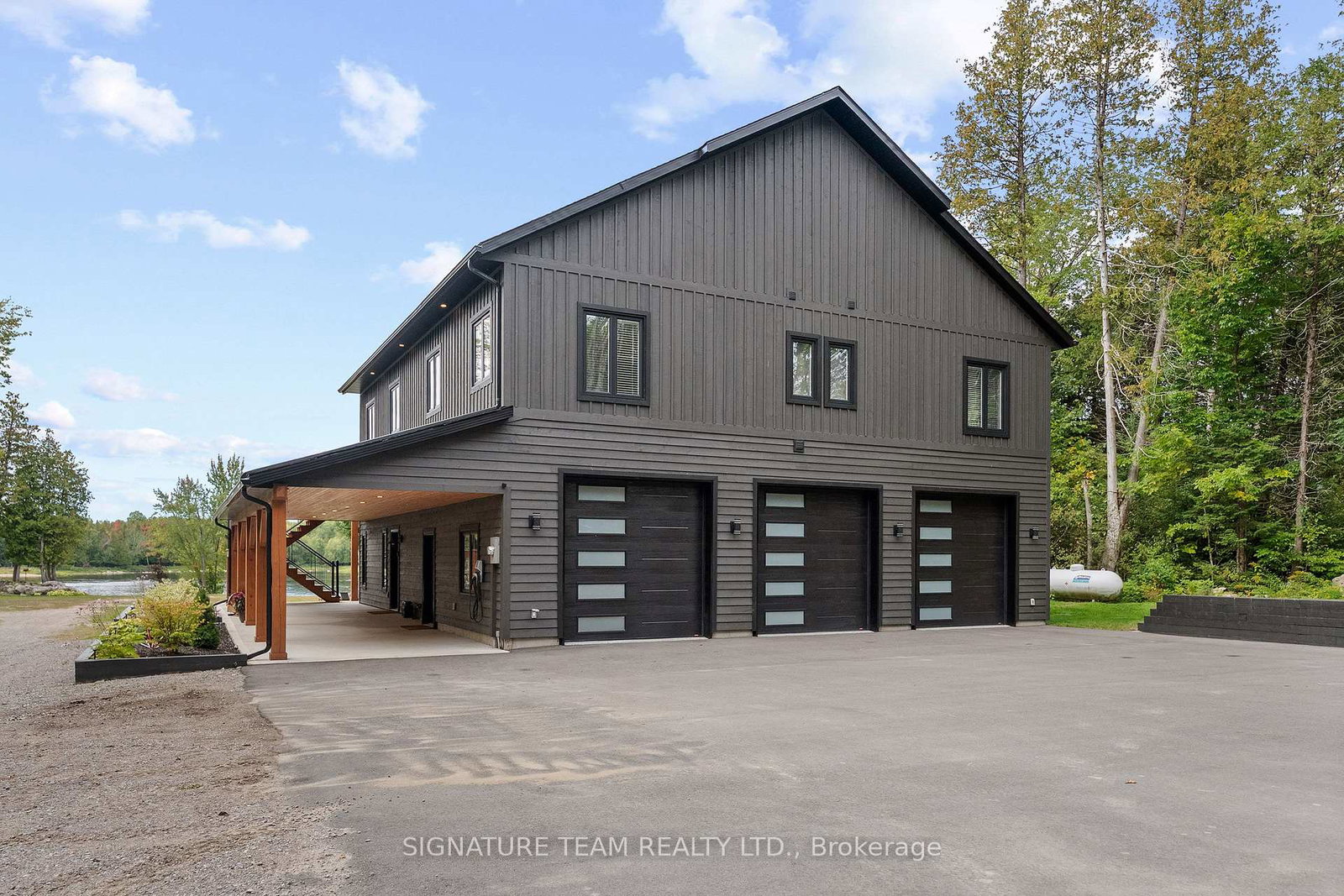 777-rapid-road-whitewater-region-ontario-x13811252