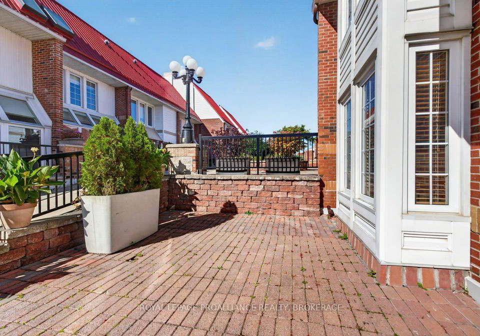 1-place-darmes-kingston-ontario-x13835784