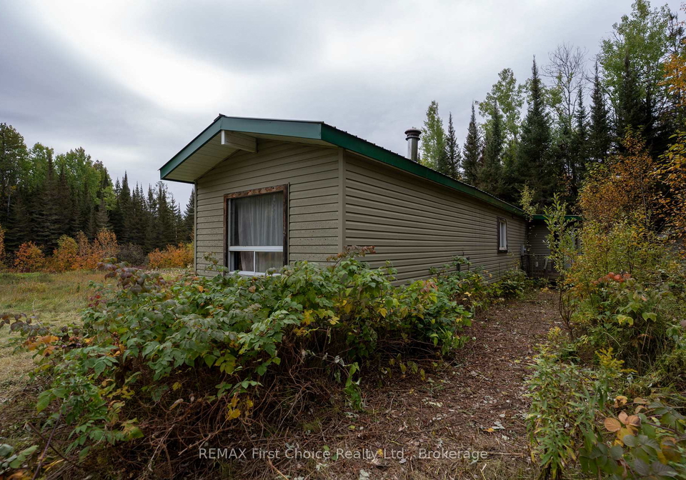 470-auto-road-thunder-bay-remote-area-ontario-x13835872