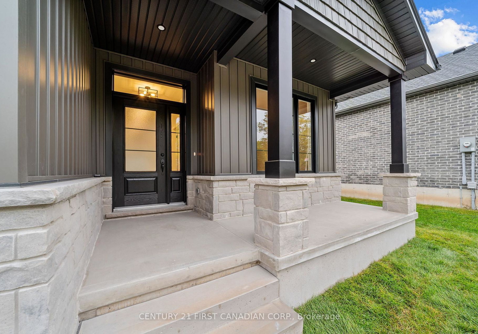 78-queen-street-north-middlesex-ontario-x13857154