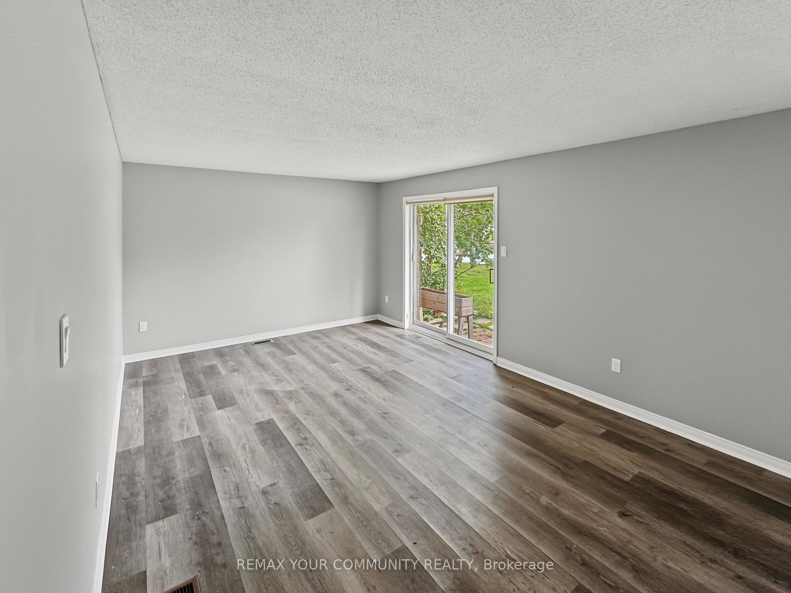 10-riverside-drive-kawartha-lakes-ontario-x13860782
