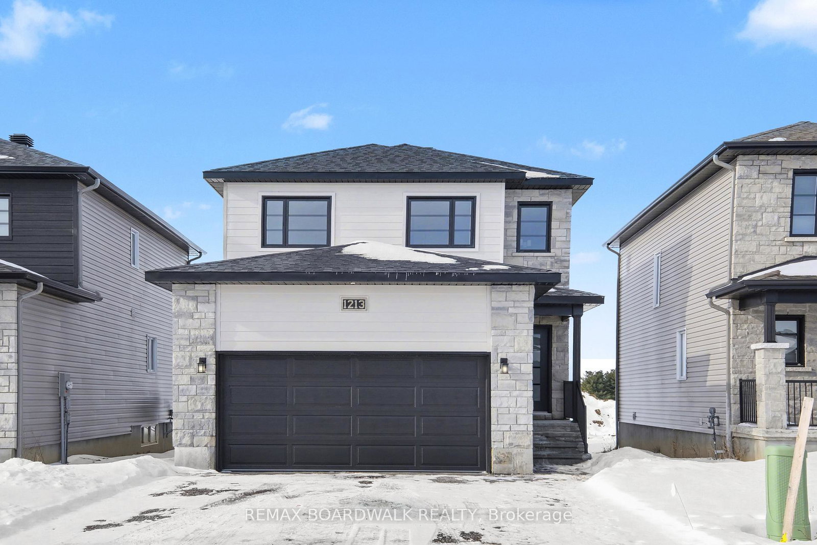 1213-montblanc-crescent-russell-ontario-x9517459
