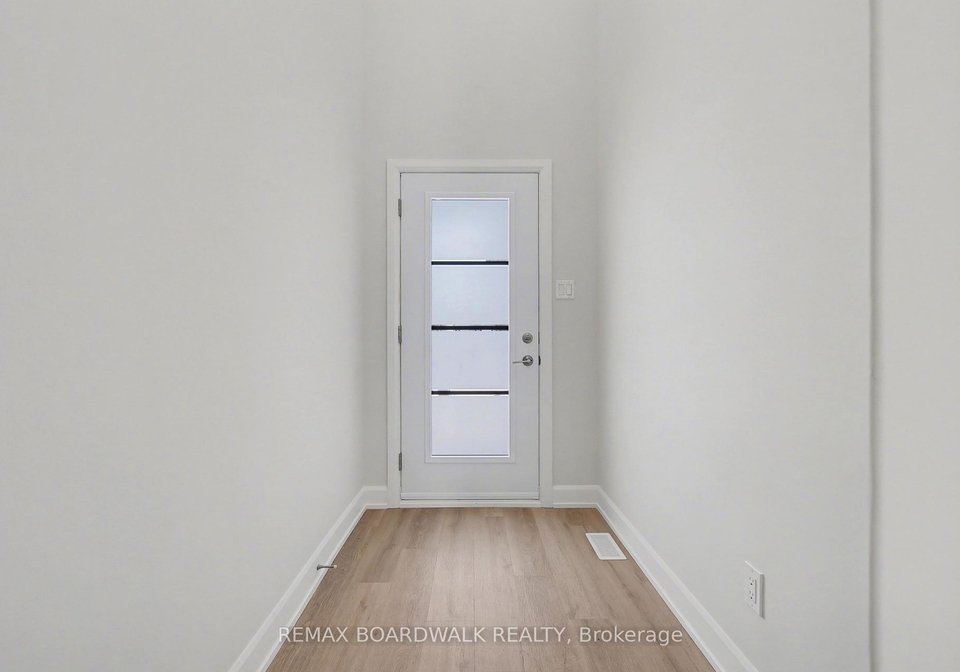 1213-montblanc-crescent-russell-ontario-x9517459